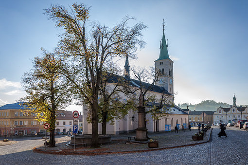 Kostel svaté Markéty – ztmavení nebe pomocí celkové expozice