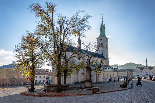 Kostel svaté Markéty – ztmavení nebe křivkou